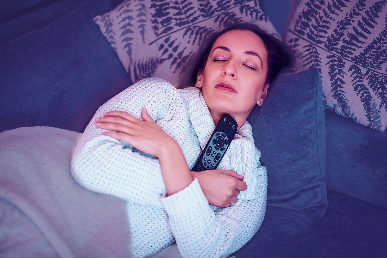 Chica durmiendo con la televisión puesta