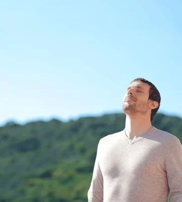 Hombre respirando en plena naturaleza
