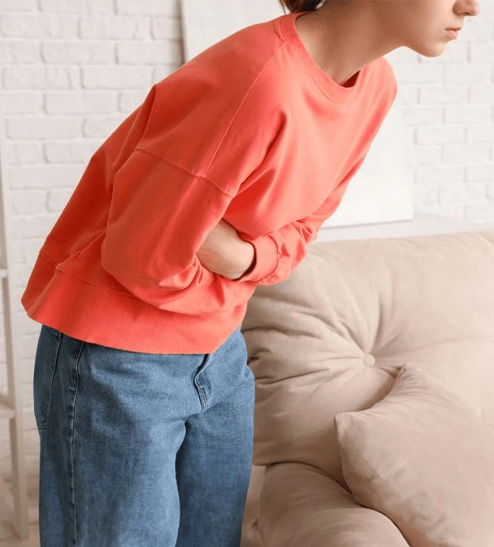 Mujer con dolor de tripa